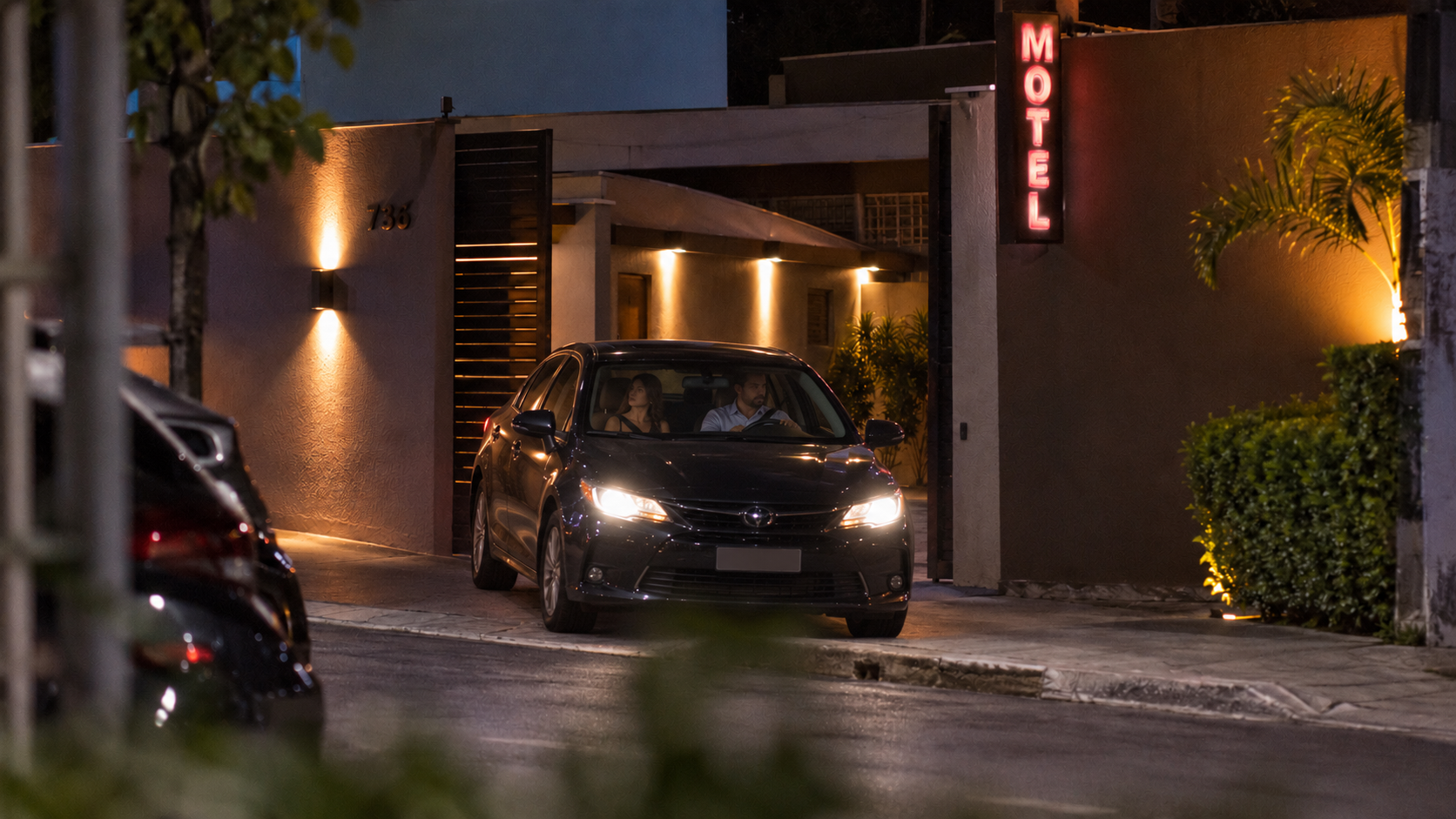 Monitoramento noturno — evidência coletada em local público durante investigação conjugal